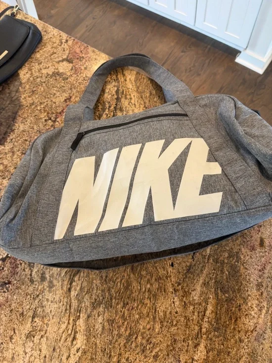Nike Gray Gym Duffel Gym Bag w/shoulder strap - Picture 5 of 13